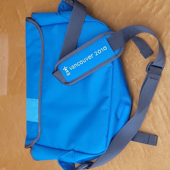 Vancouver 2010 Messenger Bag - Picture 3 of 3